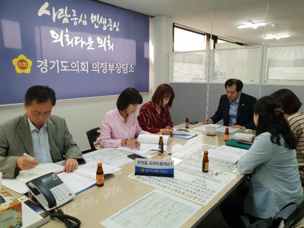 경기도의회 보건복지위원회 이영봉도의원은 지난 25일 의정부상담소에서 경기북부장애인가족지원센터장 유경미 와 의정부시,구리시,포천시가족지원센터장 등 4명이 참석한 가운데 경기북부 장애인가족지원센터 확대 지원 방안에 대해 논의하는 시간을가졌다.