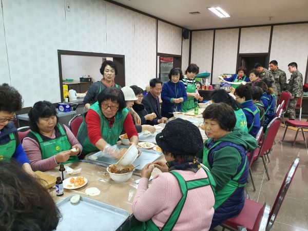 내촌면 남녀새마을지도자‘사랑의 만두빚기’로 나눔 실천