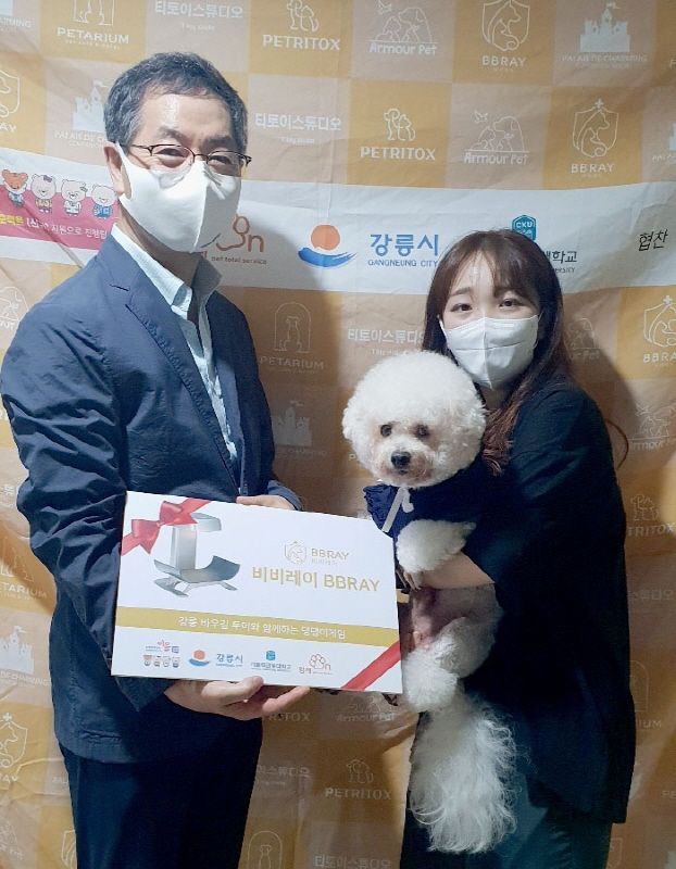 좌측부터 (주)레이바이오 이윤철 부회장, 1등 수상견 모찌와 보호자