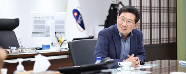 지난달 26일 경기기자협회와 이상일 시장이 인터뷰를 진행했다. 현재 사용하고 있는 책상은 평소 이 시장이 사용하던 것이다.(사진=심석진 기자)