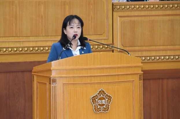 이지연 예산특별위원회 위원장이 19일 오전, 본회의장에서 내년도 예산안 심사결과를    보고하고 있다.