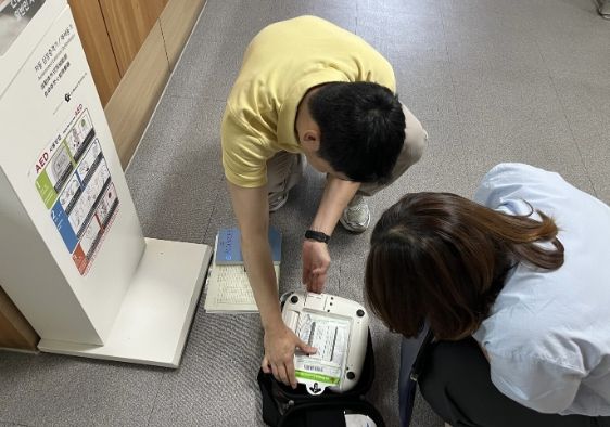 자동심장충격기 점검 모습