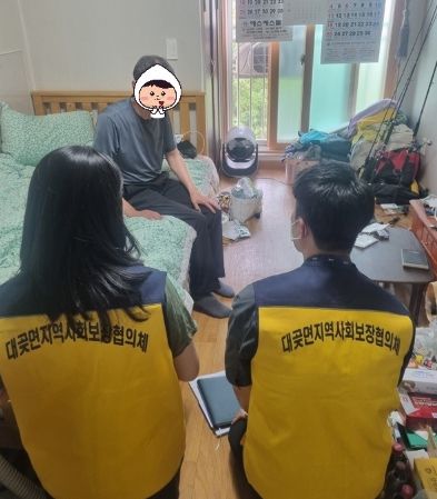 대곶면 지역사회보장협의체 위원들이 지난 7일 지역 긴급위기가구들을 방문해 식료품이 담긴 ‘희망꾸러미’를 전달했다. 대곶면은 앞으로도 지역에 나눔을 실천한다는 계획이다.