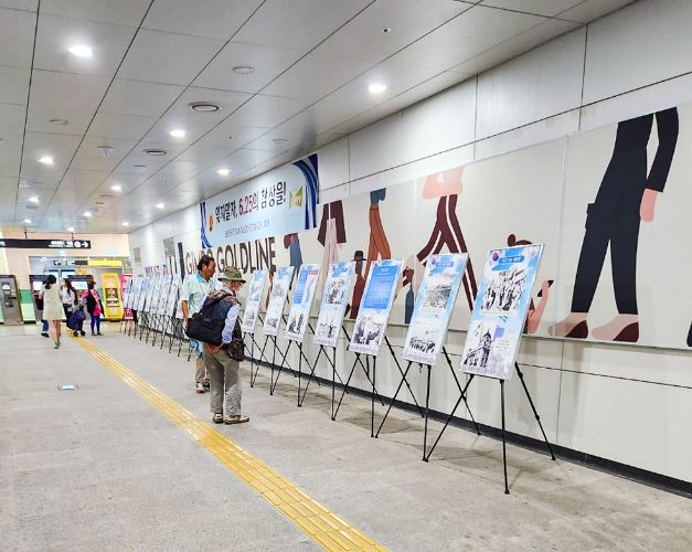 오는 23일까지 실시하는 대한민국무공수훈자회 김포시지회의 ‘6.25 전쟁 기록 사진전’