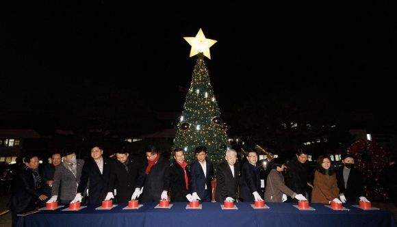 최충규 대덕구청장(사진 왼쪽 여덟 번째)과 대덕구기독교협의회 관계자들이 8일 대덕구청사 광장에 성탄 트리 점등식을 진행하고 있다.