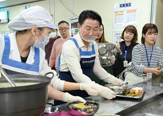 김동근 시장이 4월 18일 장애인종합복지관에서 떡만둣굿을 배식하고 있다.