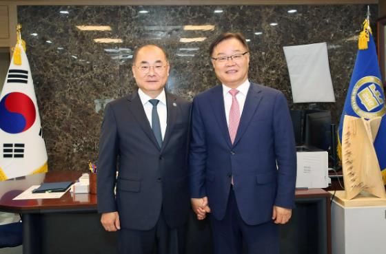 왼쪽부터 부산대학교 제22대 총장 최재원, 홍남표 창원특례시장