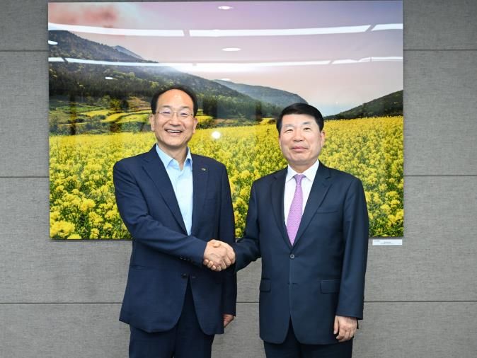 백경현 구리시장(오른쪽)과 이성해 국가철도공단 이사장(왼쪽)의 모습