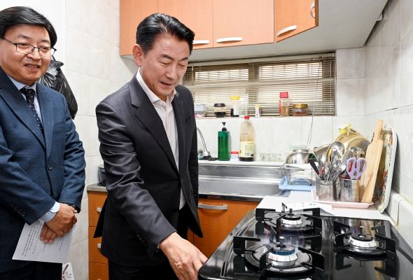 김동근 시장이 11월 14일 ‘구성마을 도시가스 통입식’에 참석해 도시가스 공급을 확인하고 있다.