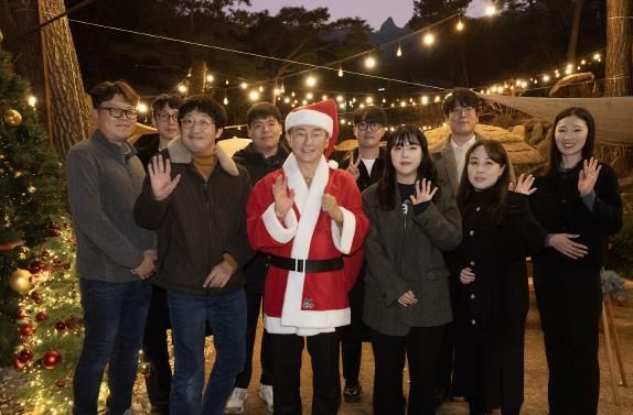 김동근 시장이 11월 21일 카페 무지개에 참석한 직원들과 기념사진을 찍고 있다.