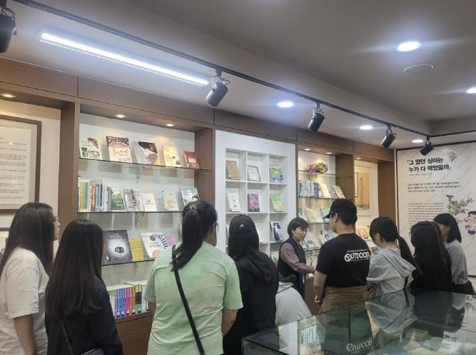 구리시 문화관광해설사가 인창도서관 내 박완서 자료실에서 해설을 진행하고 있다.