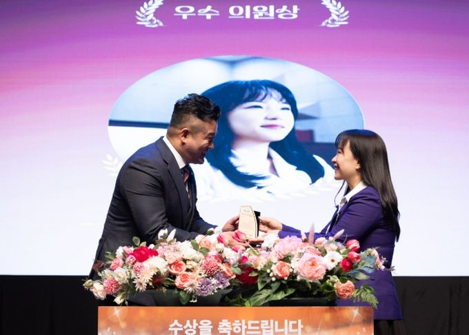 이지연 의원이 ‘제21회 경기사회복지대상 시상식’에서 공로부문 기초의회의원 대상을 수상한 뒤 기념촬영을 하고 있다.