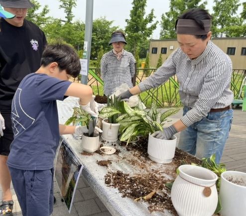 반려식물 분갈이 체험 사진