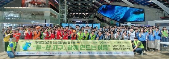 꾸러미 제작을 마치고 기념촬영을 하고 있다