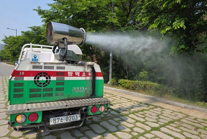 1. 천안시가 제77회 충남도민체육대회를 앞두고 천안축구센터 주변을 소독하고 있다.