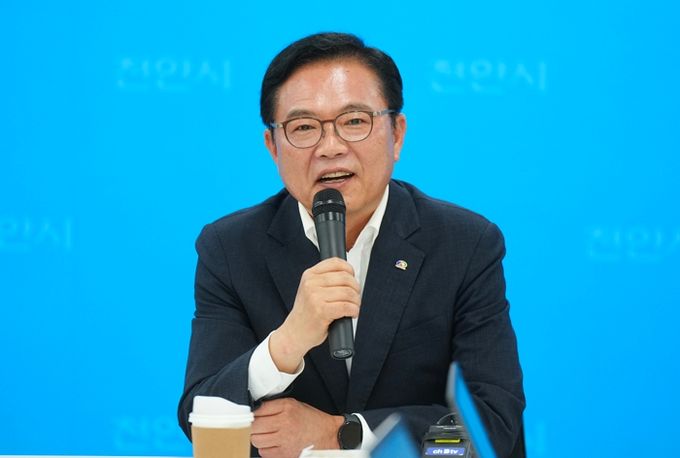 김석필 천안시장 권한대행 부시장이 9일 천안시청 브리핑실에서 ‘2025 천안 K-컬처박람회’ 에 대한 평가와 소회를 밝히고 있다.