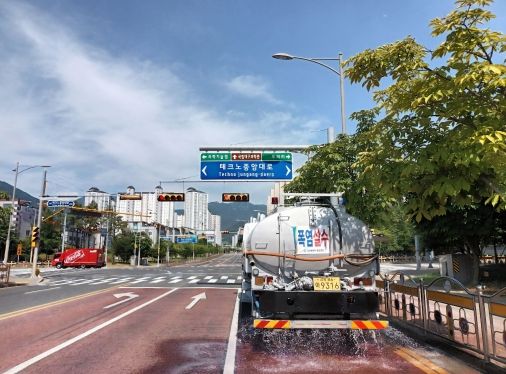 달성군, 행안부 공공빅데이터 분석 공모 3관왕 사진 1(무더운 여름철, 유가·현풍 구간 도로에서 살수 작업 중인 살수차)