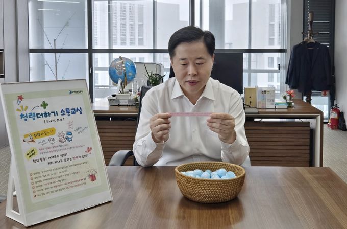 인천항만공사 이경규 사장이 청렴 마실 행사에 참여하고 있다./사진 제공 = 인천항만공사