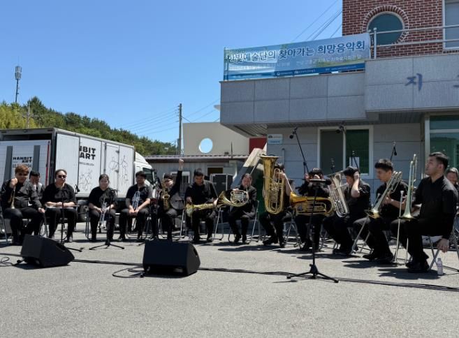 고흥군, 한빛예술단 초청 ‘음악이 있는 풍경’ 희망음악회 성료 (2) 한빛예술단 브라스 앙상블 연주 모습