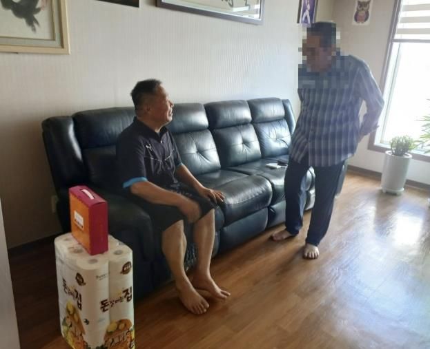 복지이장이 대상자 가정을 방문해 안부를 살피는 모습