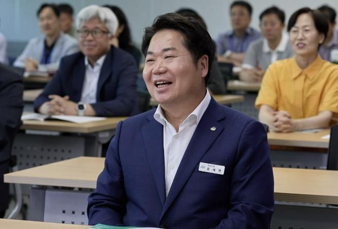 오세현 아산시장을 비롯한 5급 이상 간부공무원이 반부패·청렴 교육을 받고 있다.