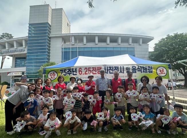 자유총연맹 거창군지회, 6‧25전쟁 사진 전시 및 음식 체험전 개최