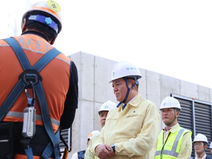 최대호 안양시장이 건설현장 안전전검을 위해 10일 오전 호계동 범내지구 주택건설사업 현장을 방문했다
