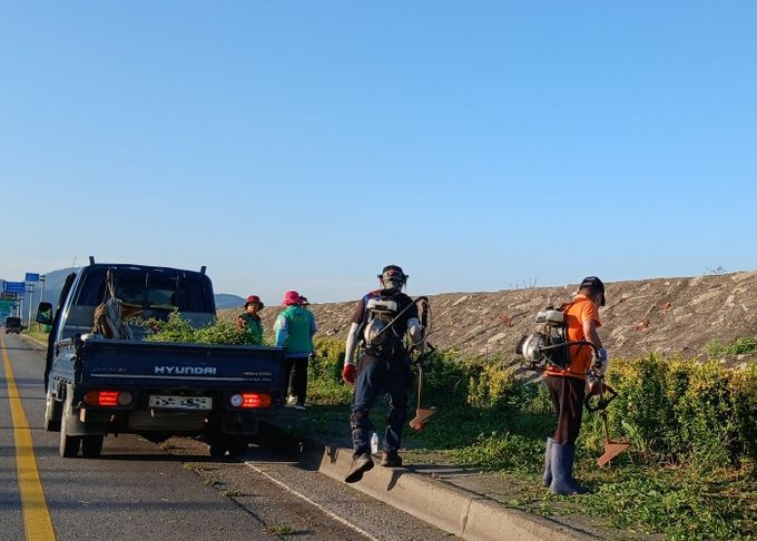 현덕면 새마을지도자협의회와 부녀회, 평택호 방조제 일대 제초 작업 및 환경정화 활동 진행
