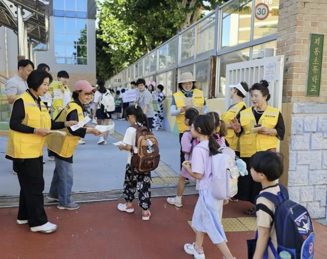 수원시 팔달구 청소년지도위원-학교사회복지사 생명존중 및 학교폭력 예방 합동캠페인 실시