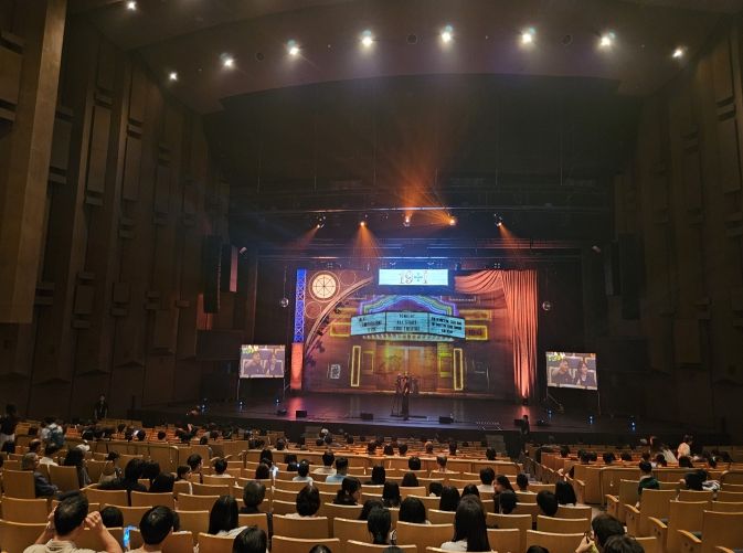 수원시드림스타트 아동들이 ‘최현우 마술쇼’를 관람하고 있다.