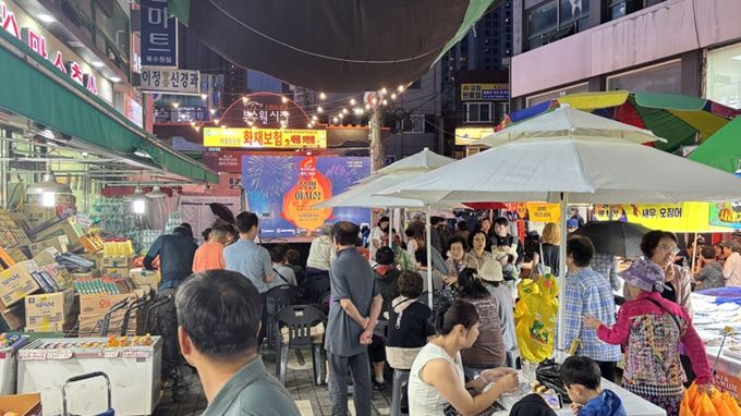 북수원시장 캠프파이어 야시장 ‘불멍한잔, 시장한입’에서 시민들이 행사를 즐기고 있다.