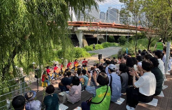 ‘수원 새빛가족 소통캠프’에 참가한 가족들이 공연을 즐기고 있다.