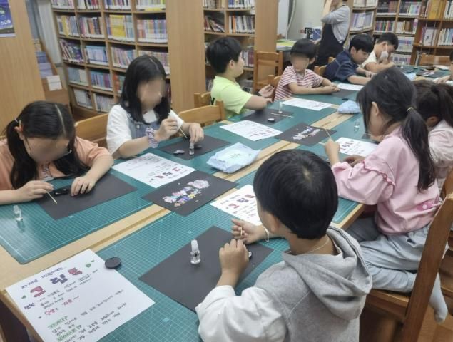 수원시 장안구 정자1동 새마을문고, '나만의 자개 그립톡 만들기' 프로그램 진행