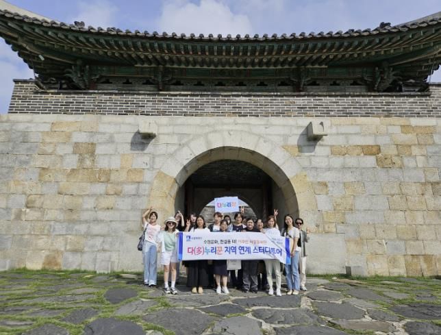 ‘이주민시정홍보단 지역연계 스터디투어’에 참여한 다누리꾼이 기념촬영을 하고 있다.