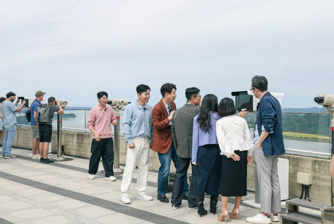 애기봉평화생태공원에 지난 22일 채널 A 대표 프로그램인 ‘이제 만나러 갑니다’팀이 추석 특집편을 진행하기 위해 탈북민과 역사 해설을 맡은 썬킴 교수, 남희석과 김태훈, 김종민 등과 함께 방문했다.
