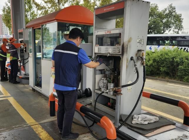 한국가스안전공사 관계자가 LPG충전소에서 가스 누출을 점검하고 있다.