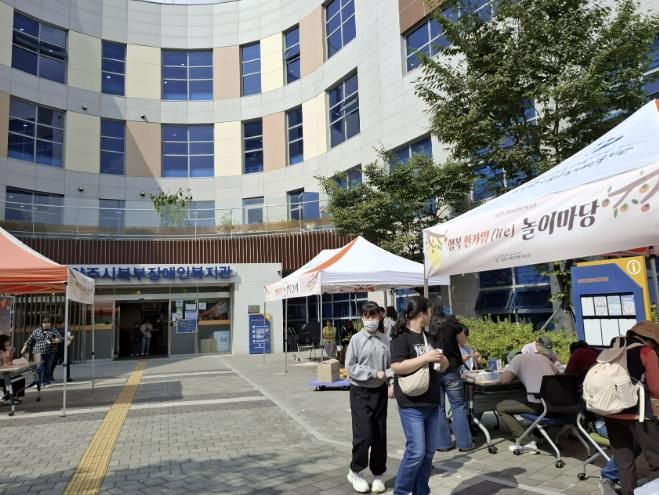 앞마당 행사 전경