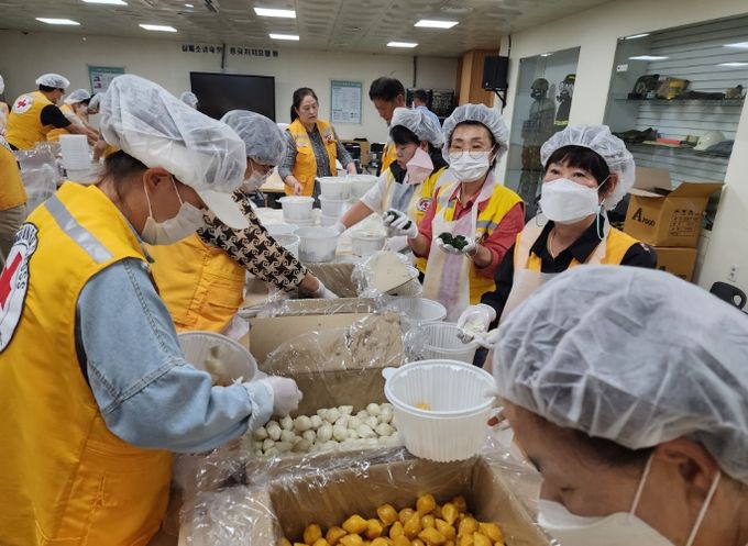 사랑의 송편 나눔행사 진행 모습