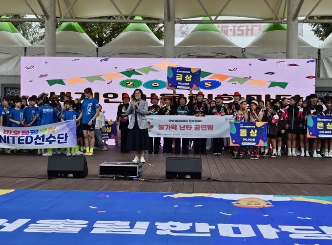 안성 베이비부머 행복캠퍼스 ‘숟가락난타 동아리팀’ 바우덕이축제 ‘2025 세계인어울림 한마당’ 금상 수상