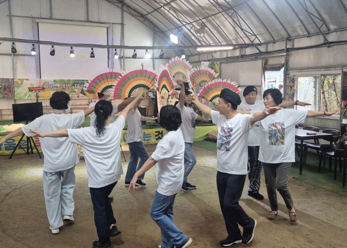 야초울 문화 제작단 성과공유회 부채춤 공연
