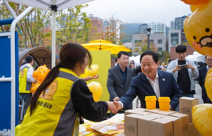 행사 부스를 둘러보며 격려하는 주광덕 시장