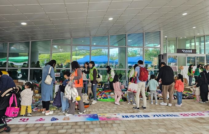 18일 수원문화원 빛누리아트홀에서 수원시 공공형어린이집 아나바다 행사를 열고 있다.