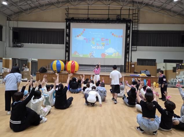 수원시가 다문화가족 힐링캠프를 열고 있다.