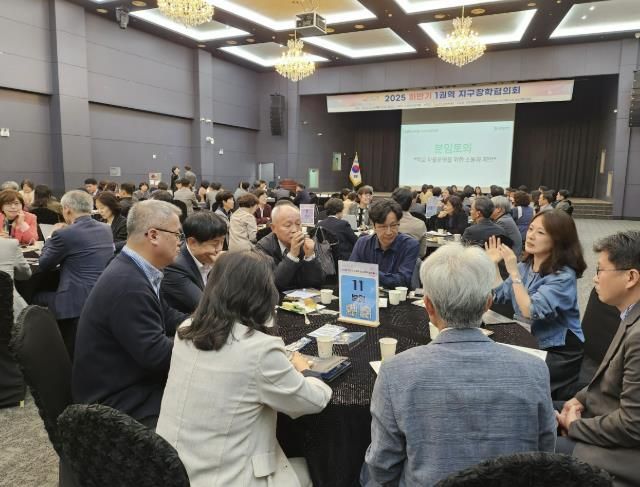 1권역 교육장님과 교장선생님이 함께 분임토의 하는 모습