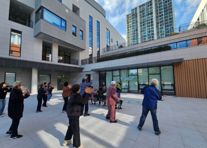 ‘동구 밖 기억샘솟길’ 야외 프로그램에 참여한 어르신들