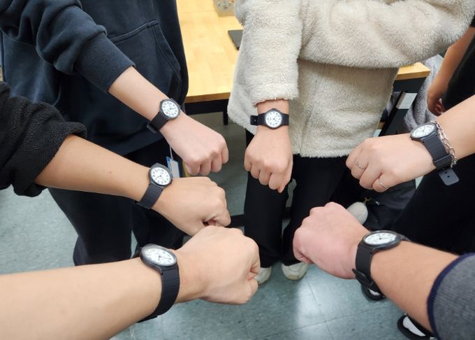 배움누리 청소년들이 수능 응원 시계를 차고 찍은 인증샷