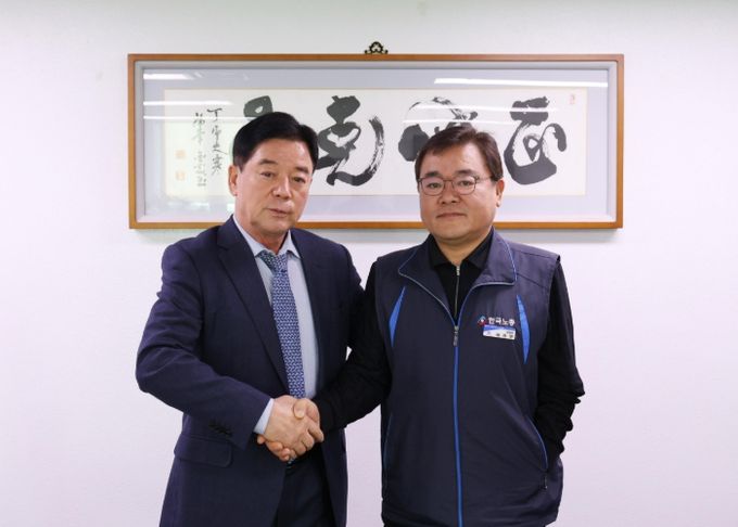 공사 이희석 사장(왼쪽)과 노동조합 이정만 위원장(오른쪽)이 기념 촬영을 하고 있다.