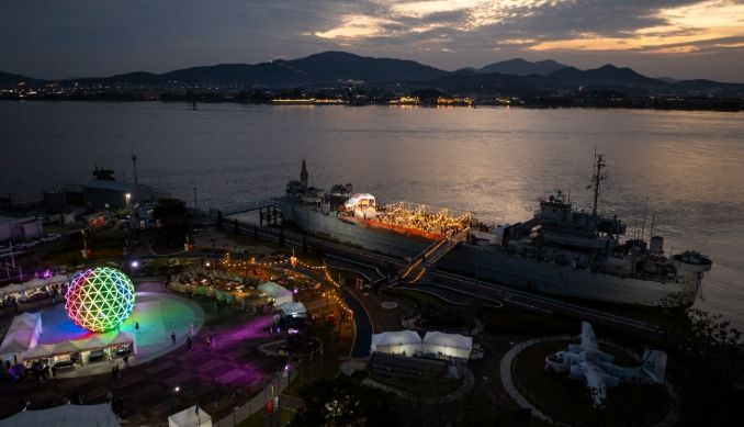 김포시가 25일 김포함상공원 및 대명항 일대에서 ‘2025 김포 선셋 페스타 위드 로컬푸드 다이닝’ 행사를 개최했다.