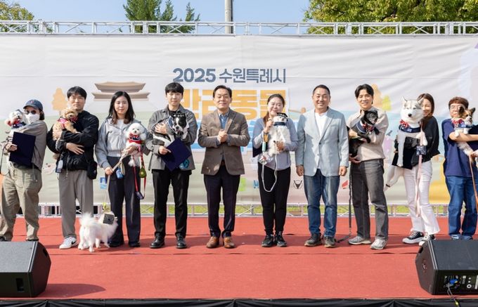 이재준 수원시장(왼쪽 5번째)이 매너견, 반려인들과 함께하고 있다.