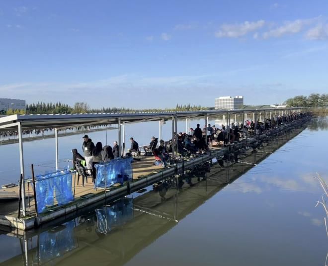 지난 24일 개최된 제16회 화성시장배 전국 민물낚시대회에서 참가자들이 붕어를 낚고 있다